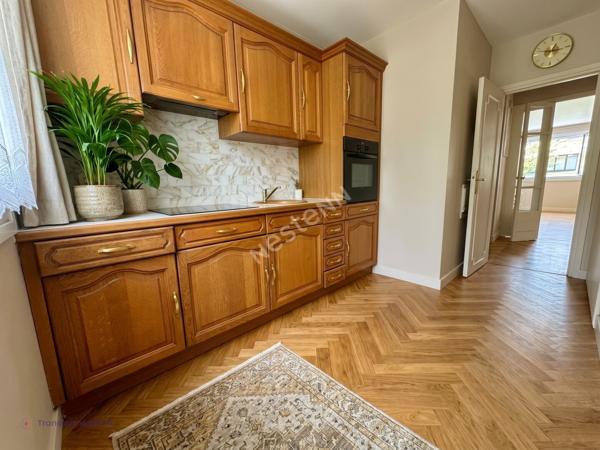 À DEUX PAS DES BUTTES-CHAUMONT: 3 PIÈCES TRAVERSANT DE 64 M²