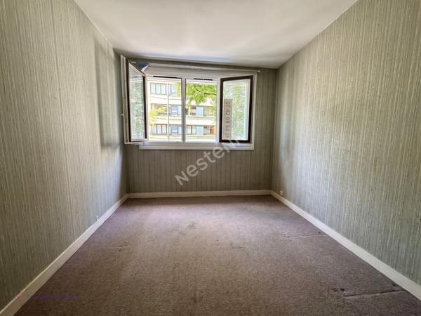 À DEUX PAS DES BUTTES-CHAUMONT: 3 PIÈCES TRAVERSANT DE 64 M²