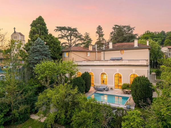 Maison bourgeoise du XIXᵉ siècle – Parc arboré, piscine et orangerie – Charbonnières-les-Bains