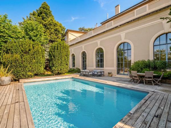 Maison bourgeoise du XIXᵉ siècle – Parc arboré, piscine et orangerie – Charbonnières-les-Bains