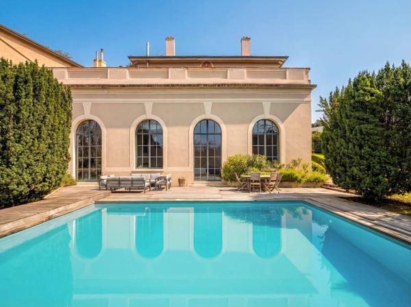 Maison bourgeoise du XIXᵉ siècle – Parc arboré, piscine et orangerie – Charbonnières-les-Bains