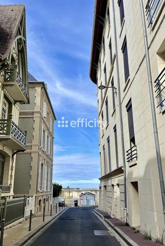 Appartement
         2 pièces
        - 35 m² 262 500 € *