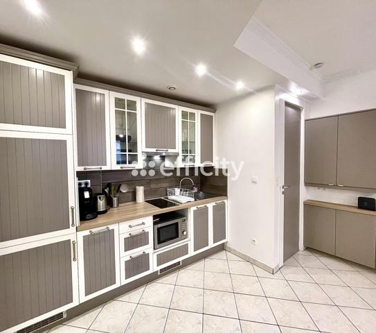 Appartement
         2 pièces
        - 35 m² 262 500 € *