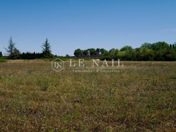 Monumental ensemble castral en Berry, proche d'un sanctuaire renommé