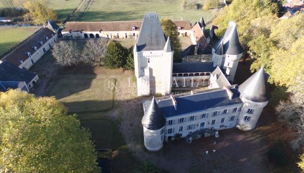 Monumental ensemble castral en Berry, proche d'un sanctuaire renommé