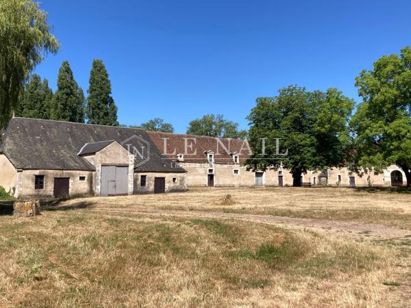 Monumental ensemble castral en Berry, proche d'un sanctuaire renommé