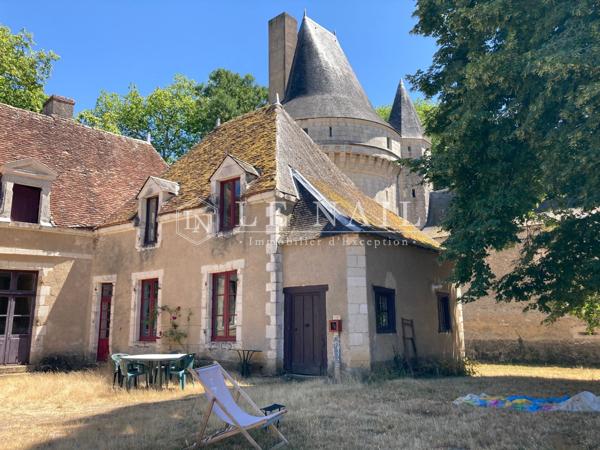 Monumental ensemble castral en Berry, proche d'un sanctuaire renommé