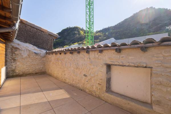 Appartement T4 rénové avec terrasse au cœur de Baix
