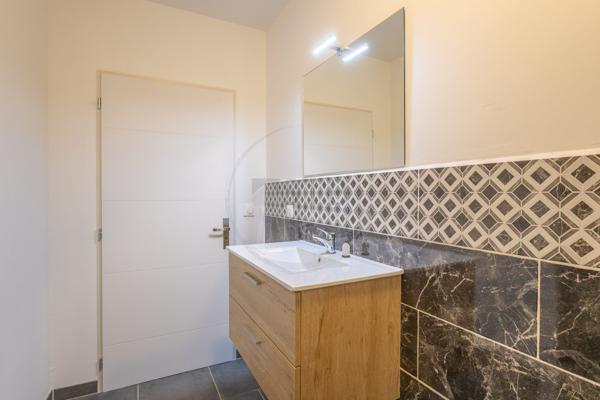 Appartement T4 rénové avec terrasse au cœur de Baix