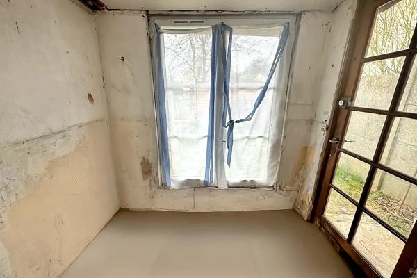 garage à rénover avec 2 pièces , jardin