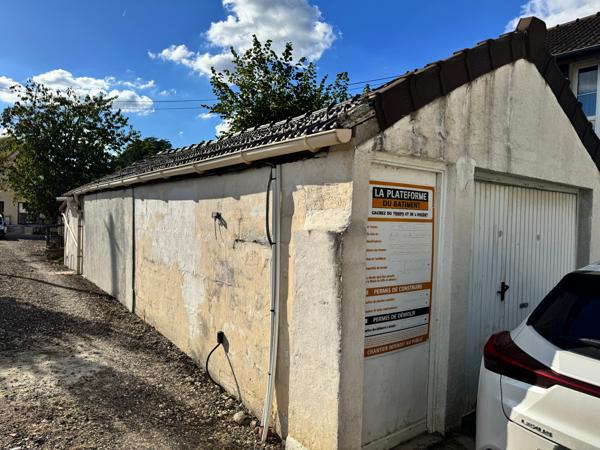 garage à rénover avec 2 pièces , jardin