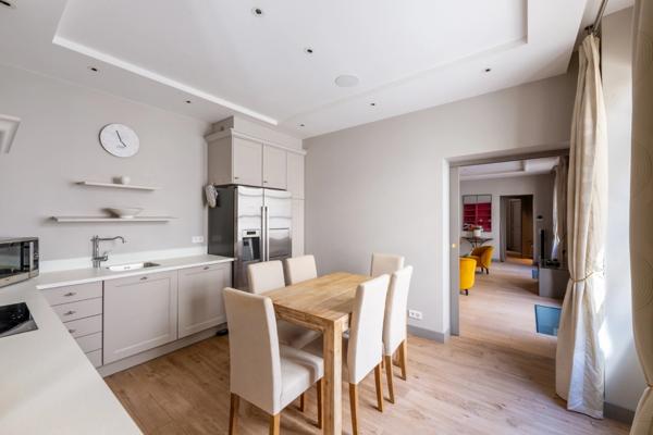 PARIS (75004) - PLACE DES VOSGES - APPARTEMENT 5 PIECES - PARFAIT ETAT - AU CALME - TERRASSE