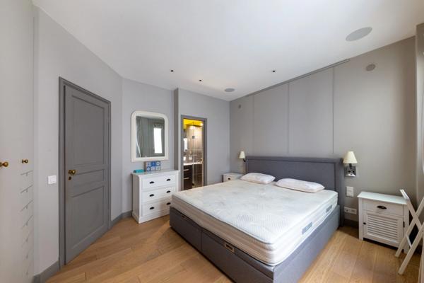 PARIS (75004) - PLACE DES VOSGES - APPARTEMENT 5 PIECES - PARFAIT ETAT - AU CALME - TERRASSE