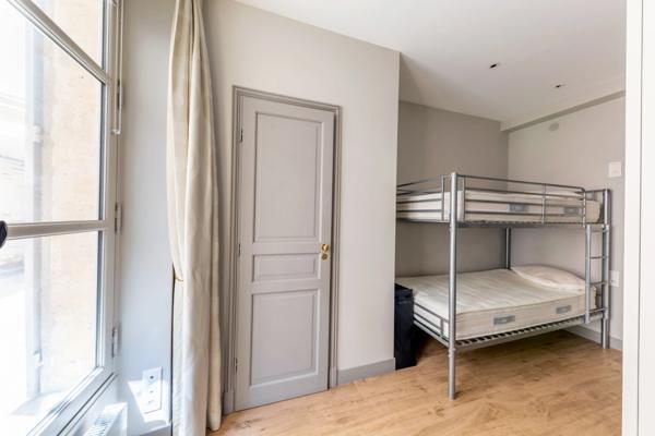 PARIS (75004) - PLACE DES VOSGES - APPARTEMENT 5 PIECES - PARFAIT ETAT - AU CALME - TERRASSE