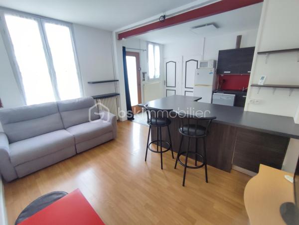 Dans quartier pavillonnaire calme et petite résidence composé de 3 appartements, 2 PIECES (52.14 m² au sol) comprenant entrée, séjour,
cuisine US équipée, salle d'eau avec wc, chambre avec placard, pièce aménagée en souplex (bureau ou 2ème chambre) et garage.
Proche accès N7 et du boulevard principal de la commune (écoles, transports et commerces). 
Chauffage individuel gaz (récente) et taxe foncière: 645 euros / an.
Visite virtuelle disponible sur demande.