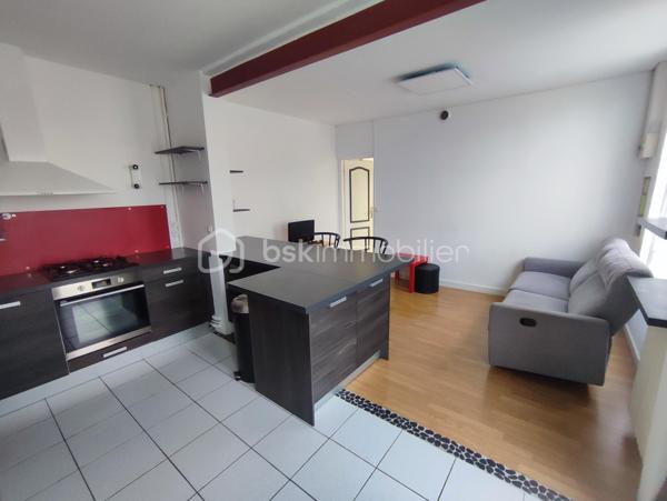 Dans quartier pavillonnaire calme et petite résidence composé de 3 appartements, 2 PIECES (52.14 m² au sol) comprenant entrée, séjour,
cuisine US équipée, salle d'eau avec wc, chambre avec placard, pièce aménagée en souplex (bureau ou 2ème chambre) et garage.
Proche accès N7 et du boulevard principal de la commune (écoles, transports et commerces). 
Chauffage individuel gaz (récente) et taxe foncière: 645 euros / an.
Visite virtuelle disponible sur demande.