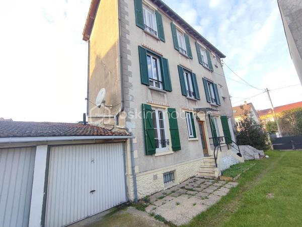 Dans quartier pavillonnaire calme et petite résidence composé de 3 appartements, 2 PIECES (52.14 m² au sol) comprenant entrée, séjour,
cuisine US équipée, salle d'eau avec wc, chambre avec placard, pièce aménagée en souplex (bureau ou 2ème chambre) et garage.
Proche accès N7 et du boulevard principal de la commune (écoles, transports et commerces). 
Chauffage individuel gaz (récente) et taxe foncière: 645 euros / an.
Visite virtuelle disponible sur demande.