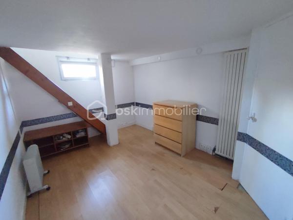Dans quartier pavillonnaire calme et petite résidence composé de 3 appartements, 2 PIECES (52.14 m² au sol) comprenant entrée, séjour,
cuisine US équipée, salle d'eau avec wc, chambre avec placard, pièce aménagée en souplex (bureau ou 2ème chambre) et garage.
Proche accès N7 et du boulevard principal de la commune (écoles, transports et commerces). 
Chauffage individuel gaz (récente) et taxe foncière: 645 euros / an.
Visite virtuelle disponible sur demande.