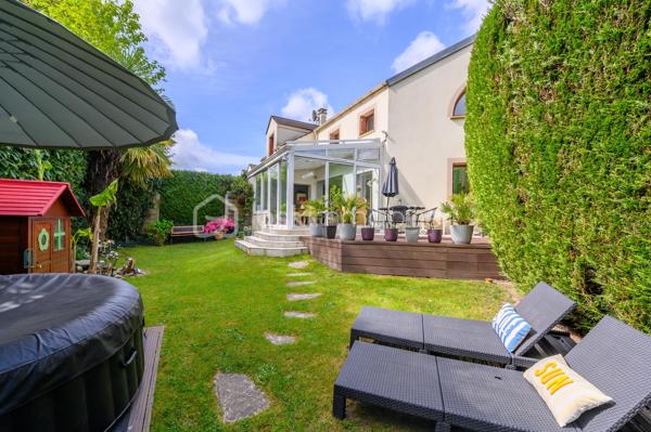 BSK immobilier vous propose en exclusivité ce beau duplex plein de charme au Plessis-Trévise, secteur Jean Kiffer.

Situé dans un environnement recherché (écoles, transports et centre ville à moins de 500 mètres), au cœur d’une résidence privée et sécurisée, ce bien saura vous séduire par son excellent état et son atmosphère chaleureux.

D’une surface de 140 m² habitables (122 m² loi Carrez), il offre de beaux volumes baignés de lumière naturelle. Parfaitement entretenu, cet appartement se distingue par sa propreté irréprochable et sa décoration soignée, pensée avec goût.

Il se compose au rez-de-chaussée : 
- d'une entrée, d'un espace de vie agréable et lumineux, (idéal pour partager des moments en famille ou entre amis) d'une cuisine entièrement aménagée et équipée, d'une buanderie, d'un WC.
A l'étage : 
- un grand palier que vous pourrez aménager en bureau ou coin lecture ou les deux ! 
-  de 4 chambres dont une suite parentale avec sa salle d'eau, une salle de bain et un WC séparé.

L’extérieur n’est pas en reste : le jardin, plein de charme, constitue un véritable havre de paix, propice à la détente.


Les atouts :

Résidence sécurisée et calme
Box fermé en garage fermé individuel attenant à l'appartement  +  2 places de stationnement privatives dans la résidence
Appartement lumineux et parfaitement entretenu
Décoration élégante et actuelle
Jardin agréable et intimiste
Secteur recherché, proche des commodités

Un bien clé en main, idéale pour une famille à la recherche de confort et de sérénité.

Petite copropriété de 11 appartements, avec un ravalement entièrement  refait en 2018.

À visiter sans tarder !!