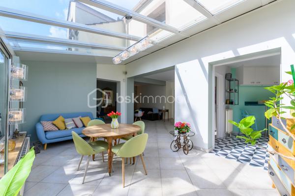 BSK immobilier vous propose en exclusivité ce beau duplex plein de charme au Plessis-Trévise, secteur Jean Kiffer.

Situé dans un environnement recherché (écoles, transports et centre ville à moins de 500 mètres), au cœur d’une résidence privée et sécurisée, ce bien saura vous séduire par son excellent état et son atmosphère chaleureux.

D’une surface de 140 m² habitables (122 m² loi Carrez), il offre de beaux volumes baignés de lumière naturelle. Parfaitement entretenu, cet appartement se distingue par sa propreté irréprochable et sa décoration soignée, pensée avec goût.

Il se compose au rez-de-chaussée : 
- d'une entrée, d'un espace de vie agréable et lumineux, (idéal pour partager des moments en famille ou entre amis) d'une cuisine entièrement aménagée et équipée, d'une buanderie, d'un WC.
A l'étage : 
- un grand palier que vous pourrez aménager en bureau ou coin lecture ou les deux ! 
-  de 4 chambres dont une suite parentale avec sa salle d'eau, une salle de bain et un WC séparé.

L’extérieur n’est pas en reste : le jardin, plein de charme, constitue un véritable havre de paix, propice à la détente.


Les atouts :

Résidence sécurisée et calme
Box fermé en garage fermé individuel attenant à l'appartement  +  2 places de stationnement privatives dans la résidence
Appartement lumineux et parfaitement entretenu
Décoration élégante et actuelle
Jardin agréable et intimiste
Secteur recherché, proche des commodités

Un bien clé en main, idéale pour une famille à la recherche de confort et de sérénité.

Petite copropriété de 11 appartements, avec un ravalement entièrement  refait en 2018.

À visiter sans tarder !!