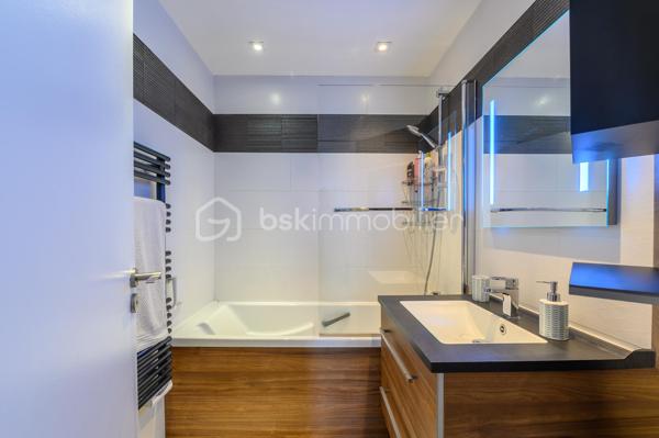 BSK immobilier vous propose en exclusivité ce beau duplex plein de charme au Plessis-Trévise, secteur Jean Kiffer.

Situé dans un environnement recherché (écoles, transports et centre ville à moins de 500 mètres), au cœur d’une résidence privée et sécurisée, ce bien saura vous séduire par son excellent état et son atmosphère chaleureux.

D’une surface de 140 m² habitables (122 m² loi Carrez), il offre de beaux volumes baignés de lumière naturelle. Parfaitement entretenu, cet appartement se distingue par sa propreté irréprochable et sa décoration soignée, pensée avec goût.

Il se compose au rez-de-chaussée : 
- d'une entrée, d'un espace de vie agréable et lumineux, (idéal pour partager des moments en famille ou entre amis) d'une cuisine entièrement aménagée et équipée, d'une buanderie, d'un WC.
A l'étage : 
- un grand palier que vous pourrez aménager en bureau ou coin lecture ou les deux ! 
-  de 4 chambres dont une suite parentale avec sa salle d'eau, une salle de bain et un WC séparé.

L’extérieur n’est pas en reste : le jardin, plein de charme, constitue un véritable havre de paix, propice à la détente.


Les atouts :

Résidence sécurisée et calme
Box fermé en garage fermé individuel attenant à l'appartement  +  2 places de stationnement privatives dans la résidence
Appartement lumineux et parfaitement entretenu
Décoration élégante et actuelle
Jardin agréable et intimiste
Secteur recherché, proche des commodités

Un bien clé en main, idéale pour une famille à la recherche de confort et de sérénité.

Petite copropriété de 11 appartements, avec un ravalement entièrement  refait en 2018.

À visiter sans tarder !!