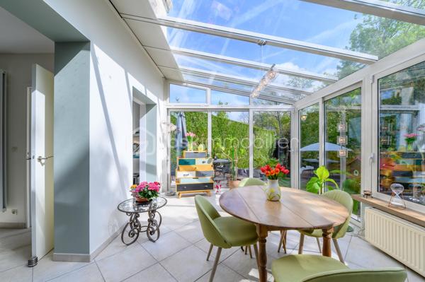 BSK immobilier vous propose en exclusivité ce beau duplex plein de charme au Plessis-Trévise, secteur Jean Kiffer.

Situé dans un environnement recherché (écoles, transports et centre ville à moins de 500 mètres), au cœur d’une résidence privée et sécurisée, ce bien saura vous séduire par son excellent état et son atmosphère chaleureux.

D’une surface de 140 m² habitables (122 m² loi Carrez), il offre de beaux volumes baignés de lumière naturelle. Parfaitement entretenu, cet appartement se distingue par sa propreté irréprochable et sa décoration soignée, pensée avec goût.

Il se compose au rez-de-chaussée : 
- d'une entrée, d'un espace de vie agréable et lumineux, (idéal pour partager des moments en famille ou entre amis) d'une cuisine entièrement aménagée et équipée, d'une buanderie, d'un WC.
A l'étage : 
- un grand palier que vous pourrez aménager en bureau ou coin lecture ou les deux ! 
-  de 4 chambres dont une suite parentale avec sa salle d'eau, une salle de bain et un WC séparé.

L’extérieur n’est pas en reste : le jardin, plein de charme, constitue un véritable havre de paix, propice à la détente.


Les atouts :

Résidence sécurisée et calme
Box fermé en garage fermé individuel attenant à l'appartement  +  2 places de stationnement privatives dans la résidence
Appartement lumineux et parfaitement entretenu
Décoration élégante et actuelle
Jardin agréable et intimiste
Secteur recherché, proche des commodités

Un bien clé en main, idéale pour une famille à la recherche de confort et de sérénité.

Petite copropriété de 11 appartements, avec un ravalement entièrement  refait en 2018.

À visiter sans tarder !!