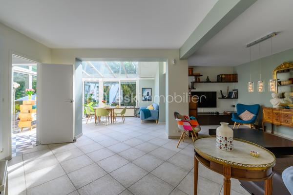 BSK immobilier vous propose en exclusivité ce beau duplex plein de charme au Plessis-Trévise, secteur Jean Kiffer.

Situé dans un environnement recherché (écoles, transports et centre ville à moins de 500 mètres), au cœur d’une résidence privée et sécurisée, ce bien saura vous séduire par son excellent état et son atmosphère chaleureux.

D’une surface de 140 m² habitables (122 m² loi Carrez), il offre de beaux volumes baignés de lumière naturelle. Parfaitement entretenu, cet appartement se distingue par sa propreté irréprochable et sa décoration soignée, pensée avec goût.

Il se compose au rez-de-chaussée : 
- d'une entrée, d'un espace de vie agréable et lumineux, (idéal pour partager des moments en famille ou entre amis) d'une cuisine entièrement aménagée et équipée, d'une buanderie, d'un WC.
A l'étage : 
- un grand palier que vous pourrez aménager en bureau ou coin lecture ou les deux ! 
-  de 4 chambres dont une suite parentale avec sa salle d'eau, une salle de bain et un WC séparé.

L’extérieur n’est pas en reste : le jardin, plein de charme, constitue un véritable havre de paix, propice à la détente.


Les atouts :

Résidence sécurisée et calme
Box fermé en garage fermé individuel attenant à l'appartement  +  2 places de stationnement privatives dans la résidence
Appartement lumineux et parfaitement entretenu
Décoration élégante et actuelle
Jardin agréable et intimiste
Secteur recherché, proche des commodités

Un bien clé en main, idéale pour une famille à la recherche de confort et de sérénité.

Petite copropriété de 11 appartements, avec un ravalement entièrement  refait en 2018.

À visiter sans tarder !!