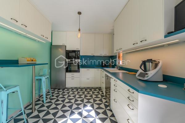 BSK immobilier vous propose en exclusivité ce beau duplex plein de charme au Plessis-Trévise, secteur Jean Kiffer.

Situé dans un environnement recherché (écoles, transports et centre ville à moins de 500 mètres), au cœur d’une résidence privée et sécurisée, ce bien saura vous séduire par son excellent état et son atmosphère chaleureux.

D’une surface de 140 m² habitables (122 m² loi Carrez), il offre de beaux volumes baignés de lumière naturelle. Parfaitement entretenu, cet appartement se distingue par sa propreté irréprochable et sa décoration soignée, pensée avec goût.

Il se compose au rez-de-chaussée : 
- d'une entrée, d'un espace de vie agréable et lumineux, (idéal pour partager des moments en famille ou entre amis) d'une cuisine entièrement aménagée et équipée, d'une buanderie, d'un WC.
A l'étage : 
- un grand palier que vous pourrez aménager en bureau ou coin lecture ou les deux ! 
-  de 4 chambres dont une suite parentale avec sa salle d'eau, une salle de bain et un WC séparé.

L’extérieur n’est pas en reste : le jardin, plein de charme, constitue un véritable havre de paix, propice à la détente.


Les atouts :

Résidence sécurisée et calme
Box fermé en garage fermé individuel attenant à l'appartement  +  2 places de stationnement privatives dans la résidence
Appartement lumineux et parfaitement entretenu
Décoration élégante et actuelle
Jardin agréable et intimiste
Secteur recherché, proche des commodités

Un bien clé en main, idéale pour une famille à la recherche de confort et de sérénité.

Petite copropriété de 11 appartements, avec un ravalement entièrement  refait en 2018.

À visiter sans tarder !!