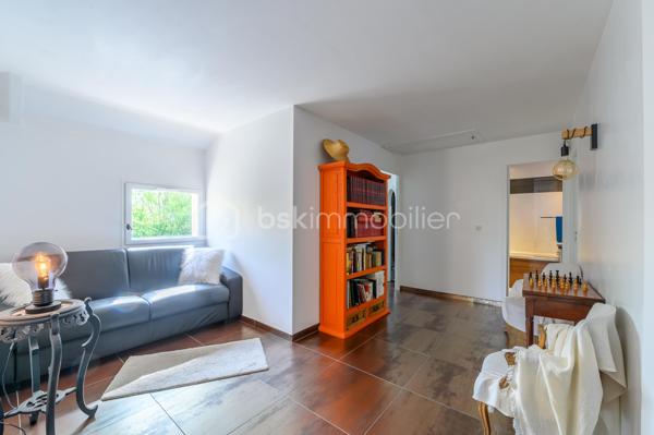 BSK immobilier vous propose en exclusivité ce beau duplex plein de charme au Plessis-Trévise, secteur Jean Kiffer.

Situé dans un environnement recherché (écoles, transports et centre ville à moins de 500 mètres), au cœur d’une résidence privée et sécurisée, ce bien saura vous séduire par son excellent état et son atmosphère chaleureux.

D’une surface de 140 m² habitables (122 m² loi Carrez), il offre de beaux volumes baignés de lumière naturelle. Parfaitement entretenu, cet appartement se distingue par sa propreté irréprochable et sa décoration soignée, pensée avec goût.

Il se compose au rez-de-chaussée : 
- d'une entrée, d'un espace de vie agréable et lumineux, (idéal pour partager des moments en famille ou entre amis) d'une cuisine entièrement aménagée et équipée, d'une buanderie, d'un WC.
A l'étage : 
- un grand palier que vous pourrez aménager en bureau ou coin lecture ou les deux ! 
-  de 4 chambres dont une suite parentale avec sa salle d'eau, une salle de bain et un WC séparé.

L’extérieur n’est pas en reste : le jardin, plein de charme, constitue un véritable havre de paix, propice à la détente.


Les atouts :

Résidence sécurisée et calme
Box fermé en garage fermé individuel attenant à l'appartement  +  2 places de stationnement privatives dans la résidence
Appartement lumineux et parfaitement entretenu
Décoration élégante et actuelle
Jardin agréable et intimiste
Secteur recherché, proche des commodités

Un bien clé en main, idéale pour une famille à la recherche de confort et de sérénité.

Petite copropriété de 11 appartements, avec un ravalement entièrement  refait en 2018.

À visiter sans tarder !!
