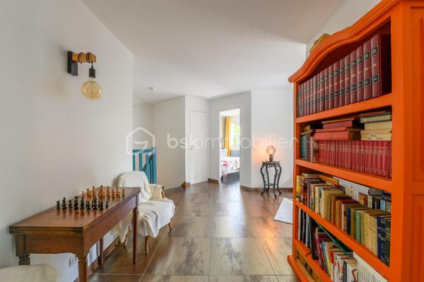 BSK immobilier vous propose en exclusivité ce beau duplex plein de charme au Plessis-Trévise, secteur Jean Kiffer.

Situé dans un environnement recherché (écoles, transports et centre ville à moins de 500 mètres), au cœur d’une résidence privée et sécurisée, ce bien saura vous séduire par son excellent état et son atmosphère chaleureux.

D’une surface de 140 m² habitables (122 m² loi Carrez), il offre de beaux volumes baignés de lumière naturelle. Parfaitement entretenu, cet appartement se distingue par sa propreté irréprochable et sa décoration soignée, pensée avec goût.

Il se compose au rez-de-chaussée : 
- d'une entrée, d'un espace de vie agréable et lumineux, (idéal pour partager des moments en famille ou entre amis) d'une cuisine entièrement aménagée et équipée, d'une buanderie, d'un WC.
A l'étage : 
- un grand palier que vous pourrez aménager en bureau ou coin lecture ou les deux ! 
-  de 4 chambres dont une suite parentale avec sa salle d'eau, une salle de bain et un WC séparé.

L’extérieur n’est pas en reste : le jardin, plein de charme, constitue un véritable havre de paix, propice à la détente.


Les atouts :

Résidence sécurisée et calme
Box fermé en garage fermé individuel attenant à l'appartement  +  2 places de stationnement privatives dans la résidence
Appartement lumineux et parfaitement entretenu
Décoration élégante et actuelle
Jardin agréable et intimiste
Secteur recherché, proche des commodités

Un bien clé en main, idéale pour une famille à la recherche de confort et de sérénité.

Petite copropriété de 11 appartements, avec un ravalement entièrement  refait en 2018.

À visiter sans tarder !!