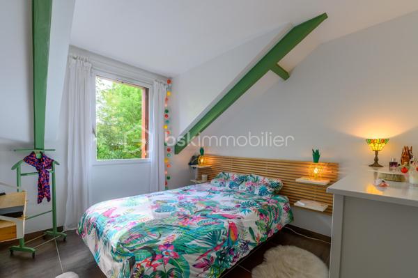 BSK immobilier vous propose en exclusivité ce beau duplex plein de charme au Plessis-Trévise, secteur Jean Kiffer.

Situé dans un environnement recherché (écoles, transports et centre ville à moins de 500 mètres), au cœur d’une résidence privée et sécurisée, ce bien saura vous séduire par son excellent état et son atmosphère chaleureux.

D’une surface de 140 m² habitables (122 m² loi Carrez), il offre de beaux volumes baignés de lumière naturelle. Parfaitement entretenu, cet appartement se distingue par sa propreté irréprochable et sa décoration soignée, pensée avec goût.

Il se compose au rez-de-chaussée : 
- d'une entrée, d'un espace de vie agréable et lumineux, (idéal pour partager des moments en famille ou entre amis) d'une cuisine entièrement aménagée et équipée, d'une buanderie, d'un WC.
A l'étage : 
- un grand palier que vous pourrez aménager en bureau ou coin lecture ou les deux ! 
-  de 4 chambres dont une suite parentale avec sa salle d'eau, une salle de bain et un WC séparé.

L’extérieur n’est pas en reste : le jardin, plein de charme, constitue un véritable havre de paix, propice à la détente.


Les atouts :

Résidence sécurisée et calme
Box fermé en garage fermé individuel attenant à l'appartement  +  2 places de stationnement privatives dans la résidence
Appartement lumineux et parfaitement entretenu
Décoration élégante et actuelle
Jardin agréable et intimiste
Secteur recherché, proche des commodités

Un bien clé en main, idéale pour une famille à la recherche de confort et de sérénité.

Petite copropriété de 11 appartements, avec un ravalement entièrement  refait en 2018.

À visiter sans tarder !!