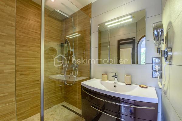 BSK immobilier vous propose en exclusivité ce beau duplex plein de charme au Plessis-Trévise, secteur Jean Kiffer.

Situé dans un environnement recherché (écoles, transports et centre ville à moins de 500 mètres), au cœur d’une résidence privée et sécurisée, ce bien saura vous séduire par son excellent état et son atmosphère chaleureux.

D’une surface de 140 m² habitables (122 m² loi Carrez), il offre de beaux volumes baignés de lumière naturelle. Parfaitement entretenu, cet appartement se distingue par sa propreté irréprochable et sa décoration soignée, pensée avec goût.

Il se compose au rez-de-chaussée : 
- d'une entrée, d'un espace de vie agréable et lumineux, (idéal pour partager des moments en famille ou entre amis) d'une cuisine entièrement aménagée et équipée, d'une buanderie, d'un WC.
A l'étage : 
- un grand palier que vous pourrez aménager en bureau ou coin lecture ou les deux ! 
-  de 4 chambres dont une suite parentale avec sa salle d'eau, une salle de bain et un WC séparé.

L’extérieur n’est pas en reste : le jardin, plein de charme, constitue un véritable havre de paix, propice à la détente.


Les atouts :

Résidence sécurisée et calme
Box fermé en garage fermé individuel attenant à l'appartement  +  2 places de stationnement privatives dans la résidence
Appartement lumineux et parfaitement entretenu
Décoration élégante et actuelle
Jardin agréable et intimiste
Secteur recherché, proche des commodités

Un bien clé en main, idéale pour une famille à la recherche de confort et de sérénité.

Petite copropriété de 11 appartements, avec un ravalement entièrement  refait en 2018.

À visiter sans tarder !!