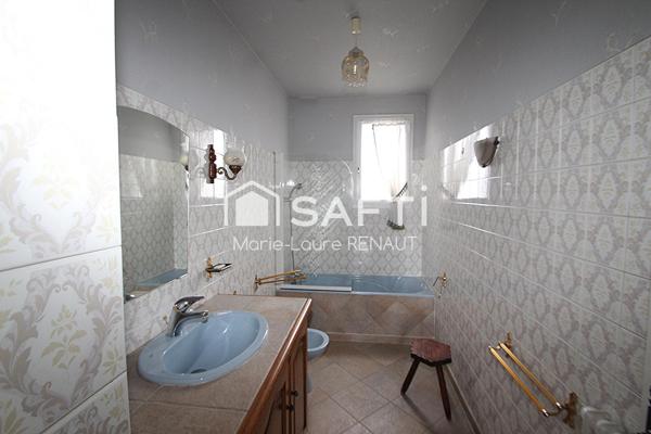 Maison sur sous-sol et grand garage - 3 chambres - Habitable à moderniser