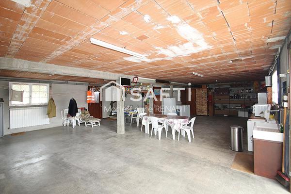 Maison sur sous-sol et grand garage - 3 chambres - Habitable à moderniser