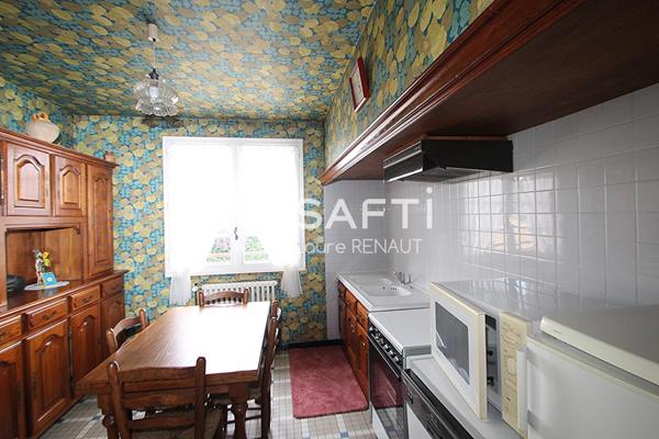 Maison sur sous-sol et grand garage - 3 chambres - Habitable à moderniser