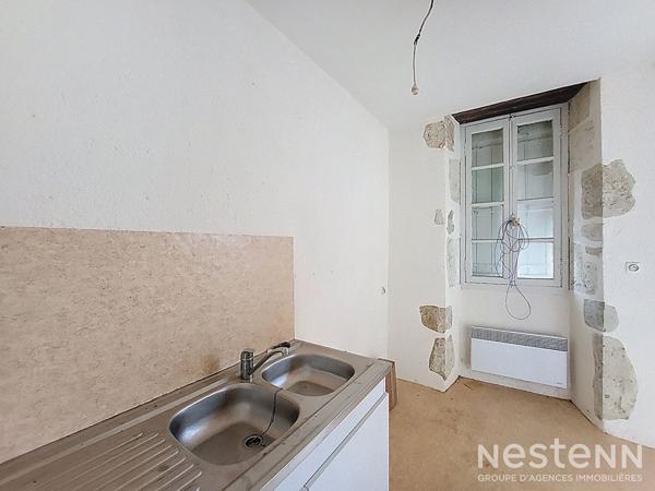 A Vendre Immeuble en pierre à rénover sur deux étages avec garage au coeur de Condom