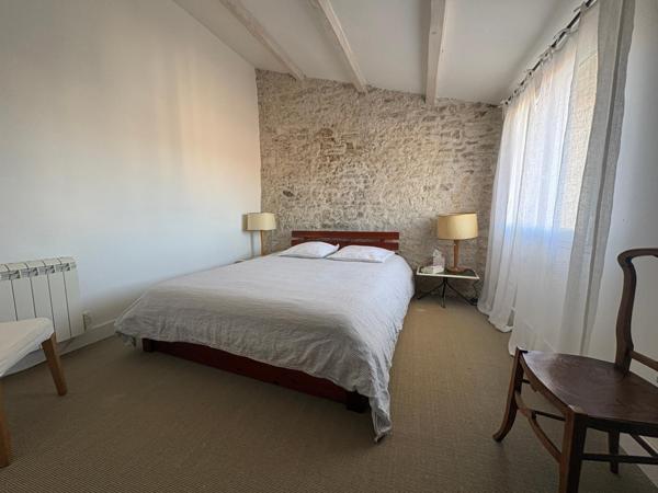 Maison de charme en pierres, 4 chambres, garage double, commerces à pieds