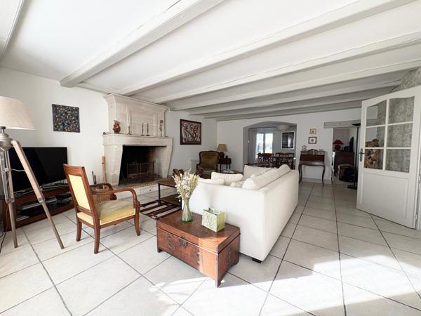 Maison de charme en pierres, 4 chambres, garage double, commerces à pieds