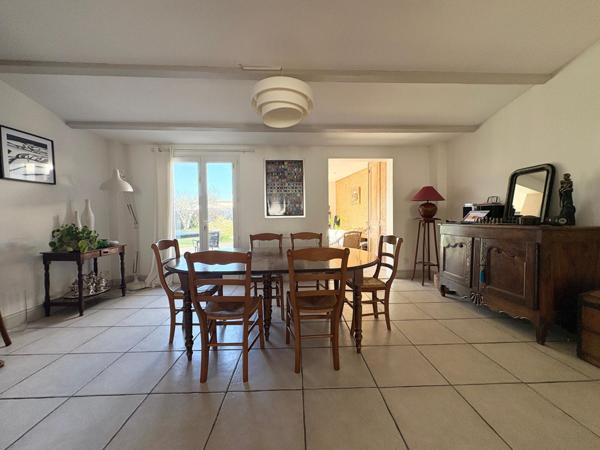 Maison de charme en pierres, 4 chambres, garage double, commerces à pieds