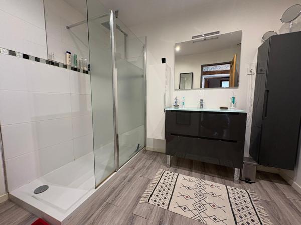 Maison de charme en pierres, 4 chambres, garage double, commerces à pieds