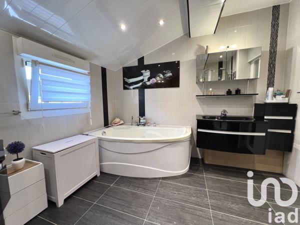 Maison 6 pièces de 115 m² à Montigny-le-Bretonneux (78180)