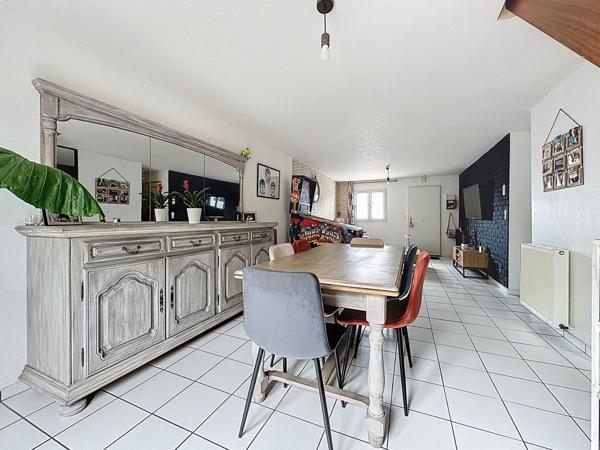 Maison à vendre à SAINT GEREON, proche commodités, avec 3 chambres, garage et jardin.