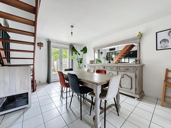 Maison à vendre à SAINT GEREON, proche commodités, avec 3 chambres, garage et jardin.