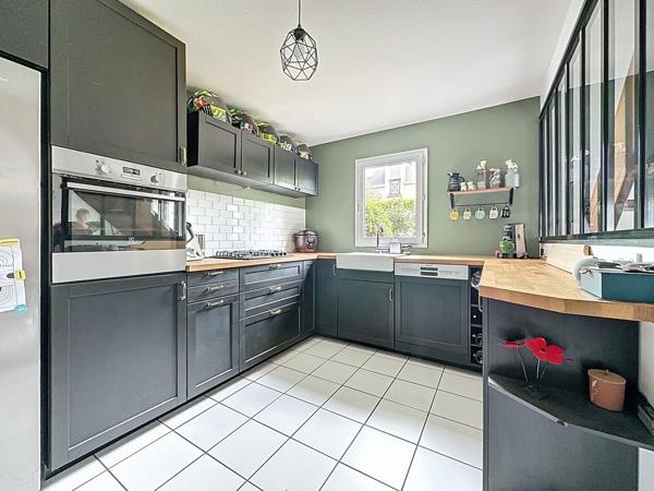 Maison à vendre à SAINT GEREON, proche commodités, avec 3 chambres, garage et jardin.