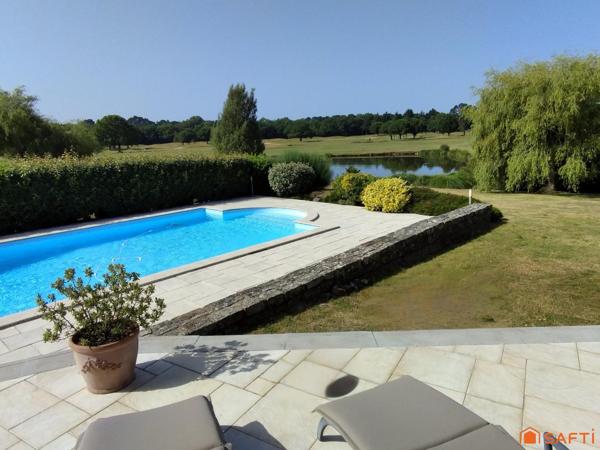 Villa aux volumes généreux  avec vue à 180 degrés sur le golf