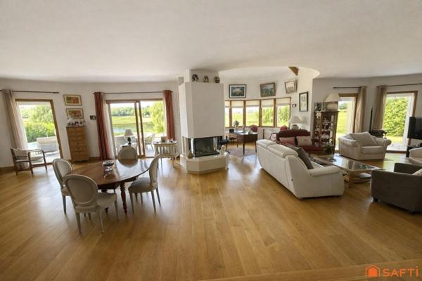 Villa aux volumes généreux  avec vue à 180 degrés sur le golf