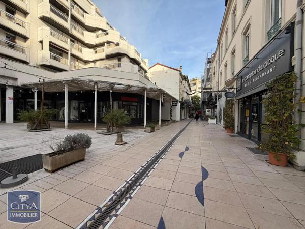 Appartement à louer 2 pièces 65.9m²