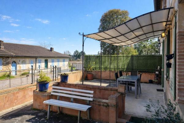 Cadours centre à pied, charme ancien et terrasse.