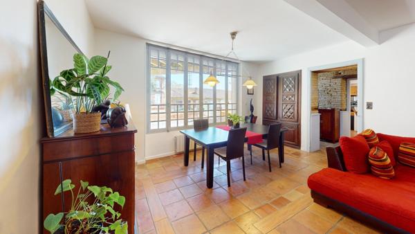 Cadours centre à pied, charme ancien et terrasse.