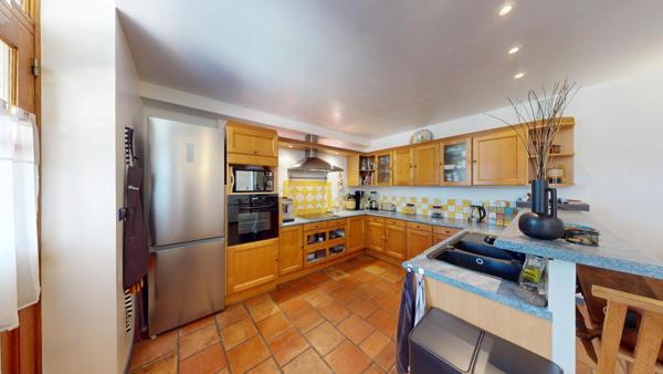 Cadours centre à pied, charme ancien et terrasse.